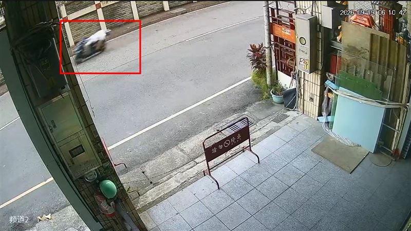 胡男酒駕躺著騎車。（圖／翻攝畫面）
