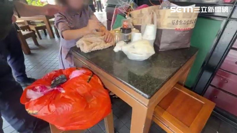 婦人隨身帶著衣架、衣物和各種小擺件