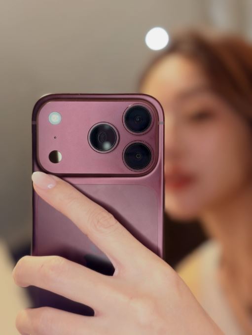 貝童彤發貼文曬出老公送的全新iPhone手機。（圖／翻攝自IG @baytongtong）