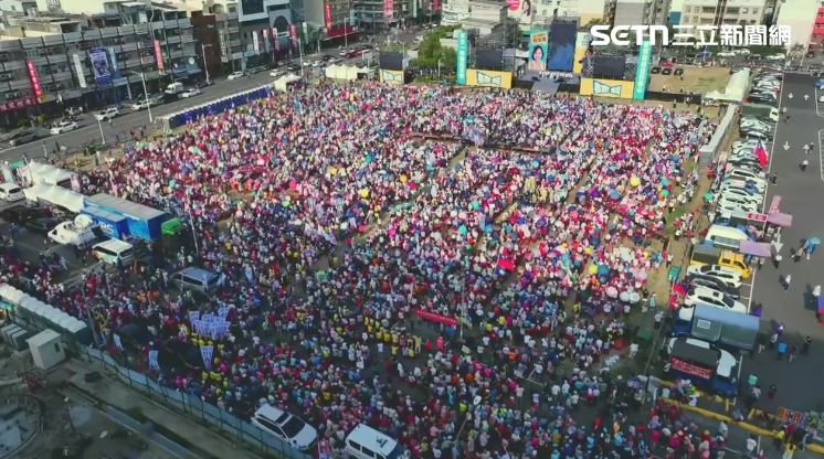 柯志恩鳳山造勢，主持人約16:06喊出現場破兩萬人,空拍畫面曝光了（圖／翻攝畫面）