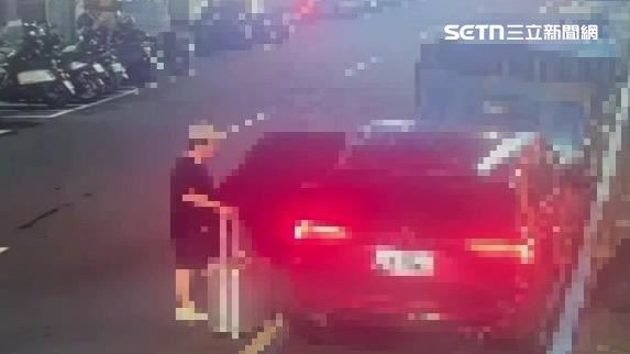 吳男在西門町飯店殺害泰國女友後,將遺體裝進行李箱後帶走。(圖/翻攝畫面)