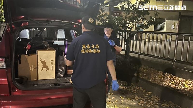 吳男將泰國女友遺體裝進行李箱後帶走,鑑識人員對車輛進行採證。(圖/翻攝畫面)