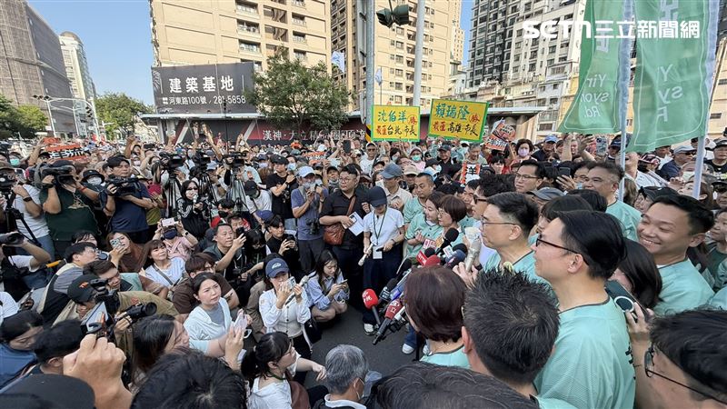 賴瑞隆與沈伯洋合體,光進場就花了好幾分鐘。(圖/記者簡榮良攝影)