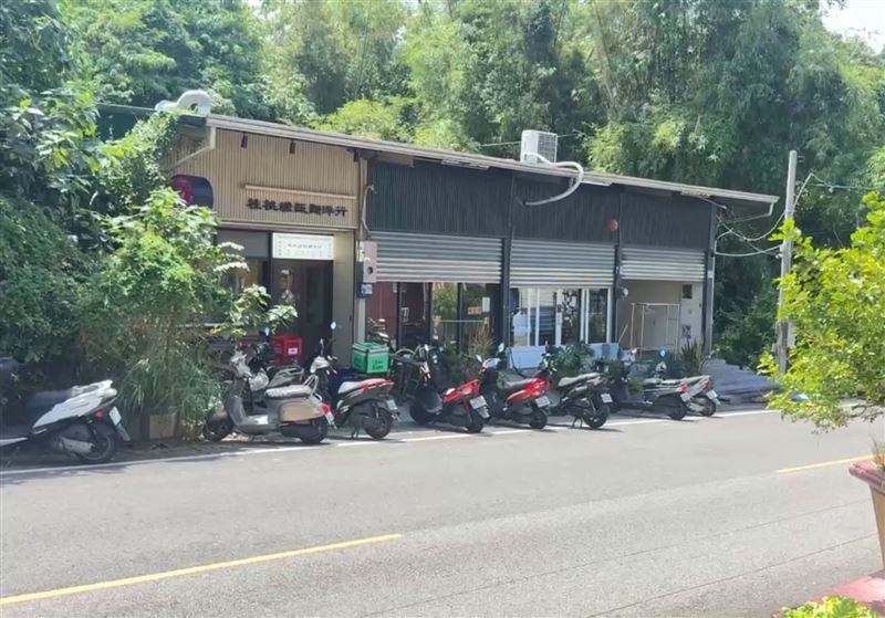 四叉貓發文指出,李四川在小琉球的違建鐵皮屋至今未拆(圖/翻攝自四叉貓臉書)