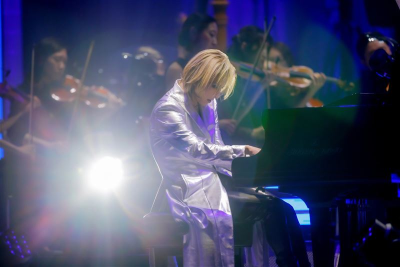 日本X JAPAN團長YOSHIKI近日人在美國期間突因過度疲勞昏倒。(圖/翻攝自X平台 @YoshikiOfficial)
