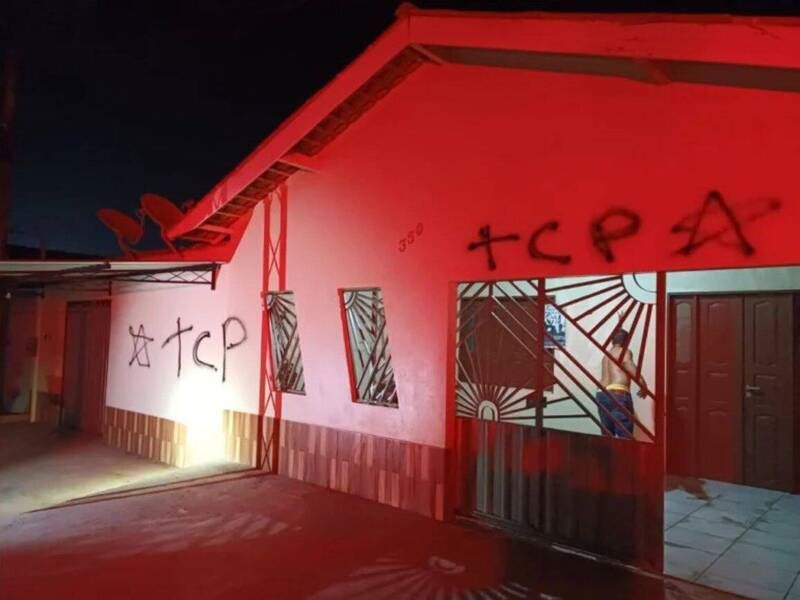 歹徒在案發房屋以噴漆噴上「TCP」字樣。(圖/翻攝自X平台)