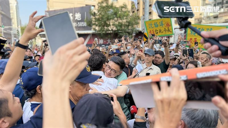 2人一見面就先來個大擁抱。(圖/記者簡榮良攝影)