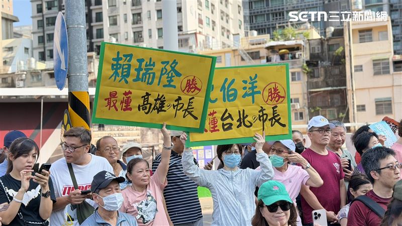 支持者自製手舉牌到場應援。(圖/記者簡榮良攝影)
