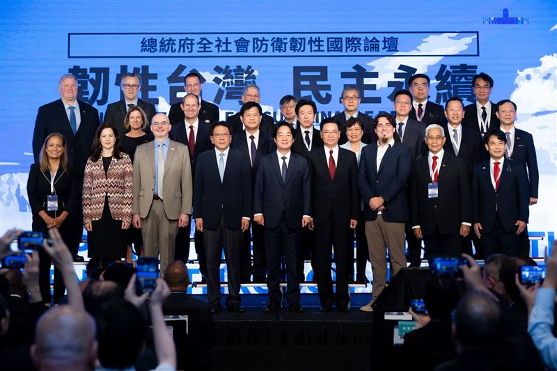 美國國防科技公司Anduril創辦人帕爾默&middot;拉奇（前排右三）出席總統府「全社會防衛韌性國際論壇」（圖／總統府提供）