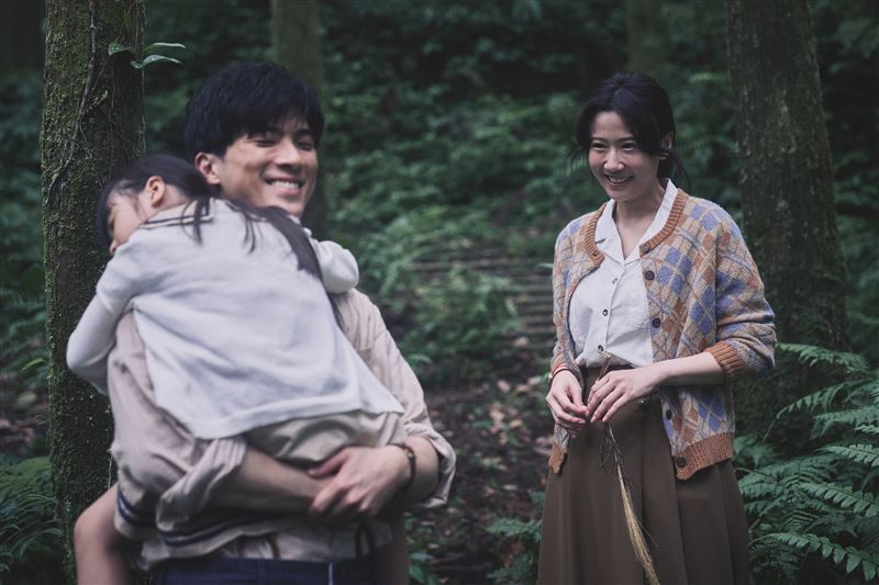 《再見1987》林哲熹（右二）抱著孩子與方志友共享幸福時光，成為風暴來臨前格外珍貴的家庭日常。（圖／Hami Video提供）