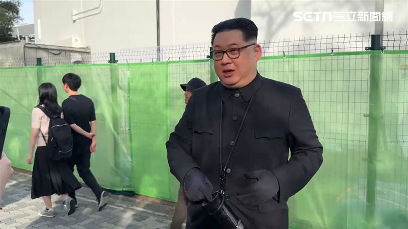 模仿金正恩的香港網紅Howard X，也來到本次亞運現場。（圖／翻攝畫面）