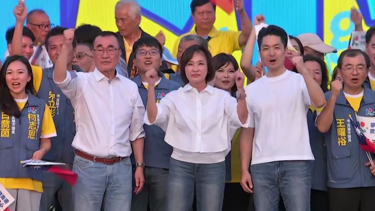 柯志恩鳳山造勢,壓軸是柯志恩的短講。(圖/翻攝畫面)
