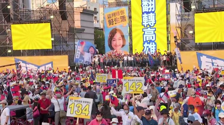 柯志恩鳳山造勢,活動最後主持人說感謝三萬多人的參與。也被拍到有人舉著「187」、「142」、「134」的神祕數字。(圖/翻攝畫面)