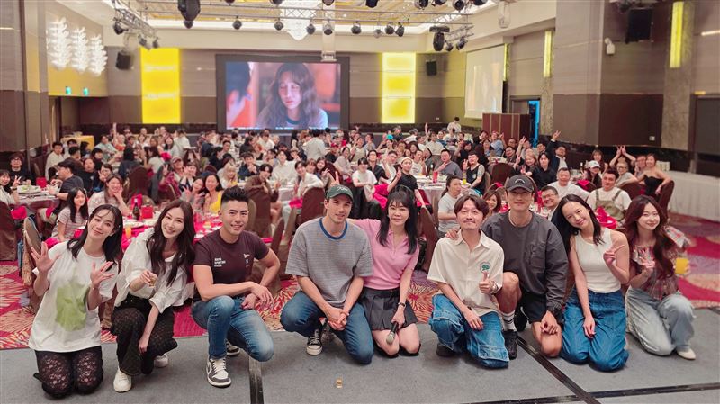 由鳳小岳、曾莞婷、温貞菱、彭千祐主演的《愛上外星情人》日前正式殺青。(圖/米神國際提供)