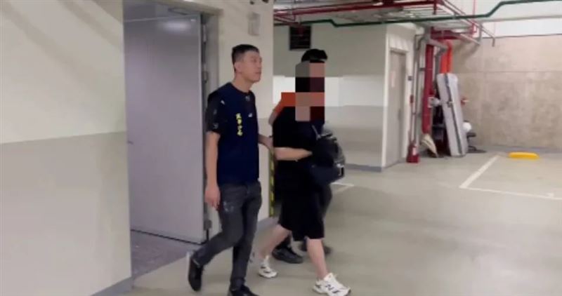 警方接獲家屬報案，到台中商辦待補吳男，並在冰櫃中發現泰女遺體。（圖／翻攝畫面）