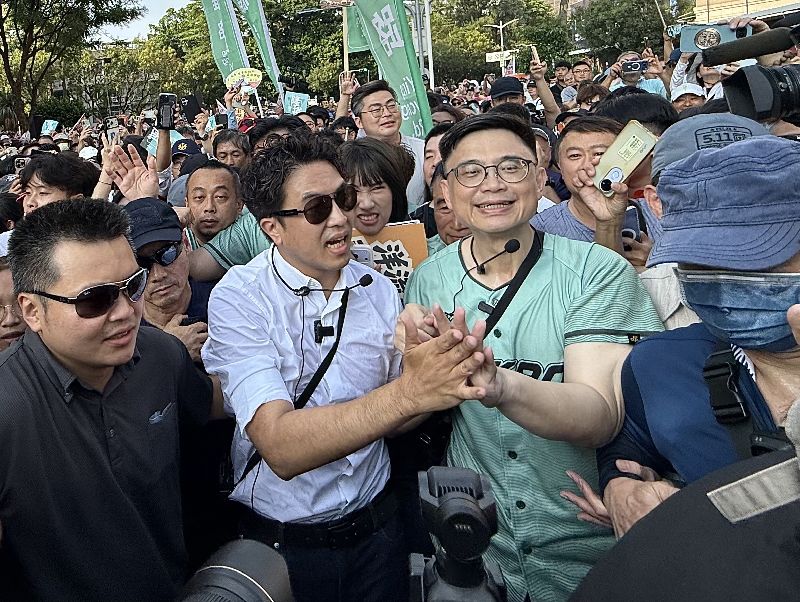 民進黨高雄市長參選人賴瑞隆(前左3)19日在高雄合體同黨台北市長參選人沈伯洋(前左2),以步行走讀方式前往愛河灣水樂園,沿途吸引大批支持者相挺。(圖/中央社)