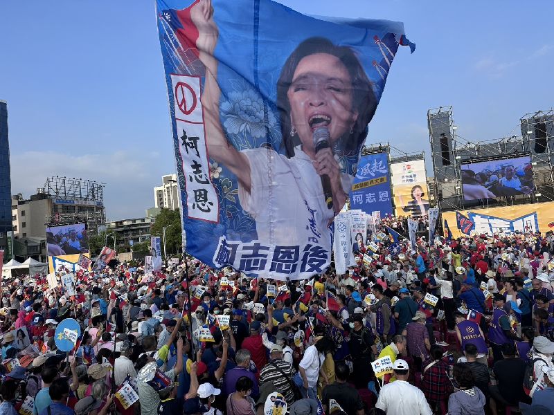 地方選舉選情持續升溫,國民黨高雄市長參選人柯志恩19日在鳳山區舉辦首場大造勢,大進場時現場支持者不斷湧上,隊伍一度無法動彈,熱情難擋