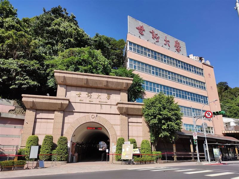近日有網友在Dcard、Threads等社群平台抱怨,世新大學把各系系辦刪除,改採聯合院辦,現在學生有問題只能詢問學校AI。(翻攝自世新大學臉書)
