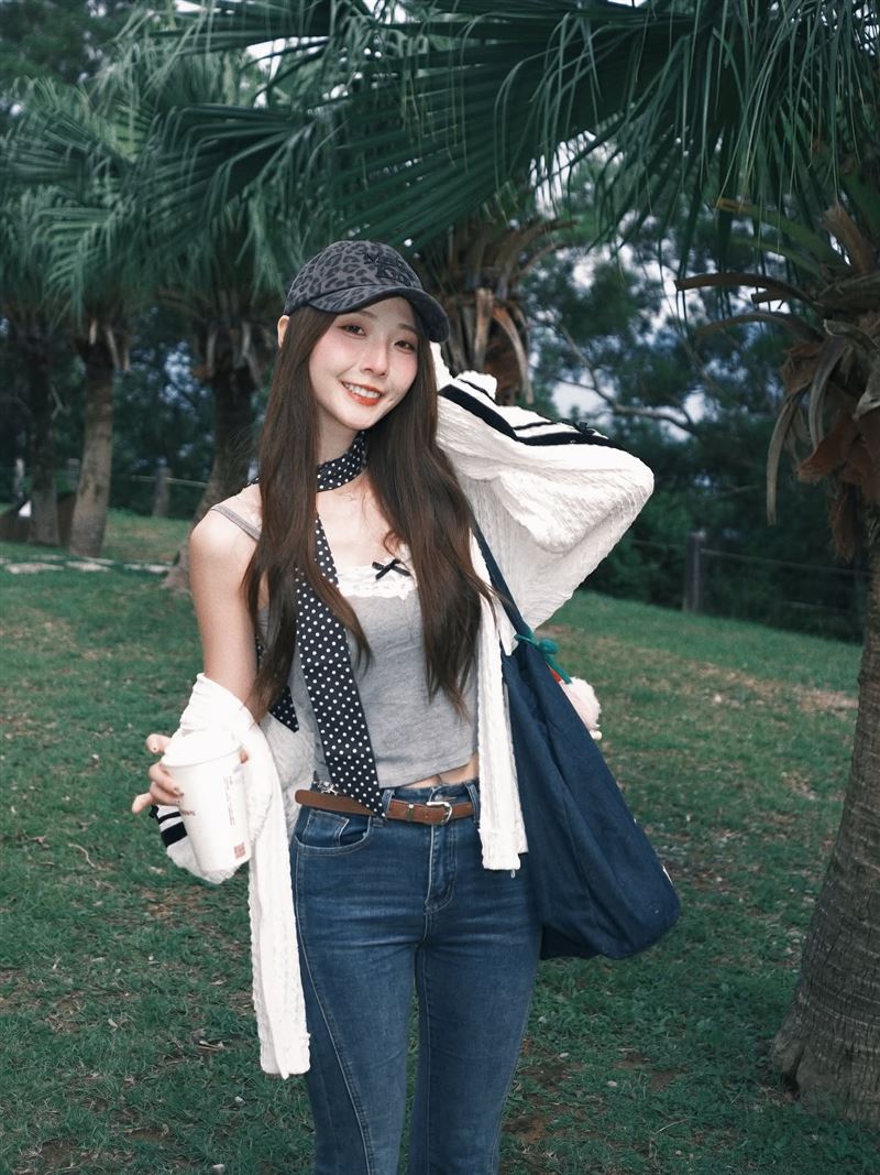 汶汶已開始恢復在社群線上活動，可見到她脖子仍圍著絲巾遮擋。（圖／翻攝自IG @jessie.02.21）