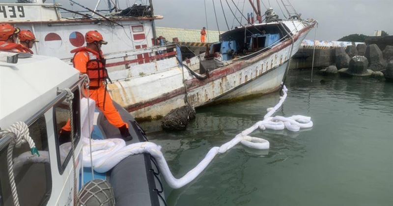 鹽埔漁港驚見深黑油污!海巡吸油棉索圍阻,疑「金財滿」漁船滲漏。(圖/翻攝畫面)