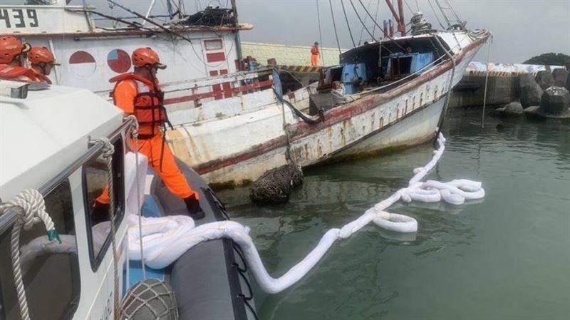 鹽埔漁港爆油污急圍阻!疑「這漁船」滲漏