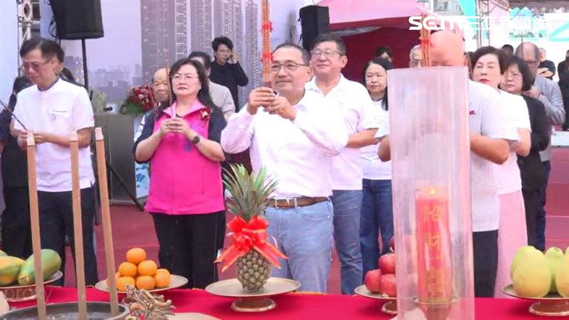 新北市長侯友宜特地到拆除動工典禮與居民共同祈福