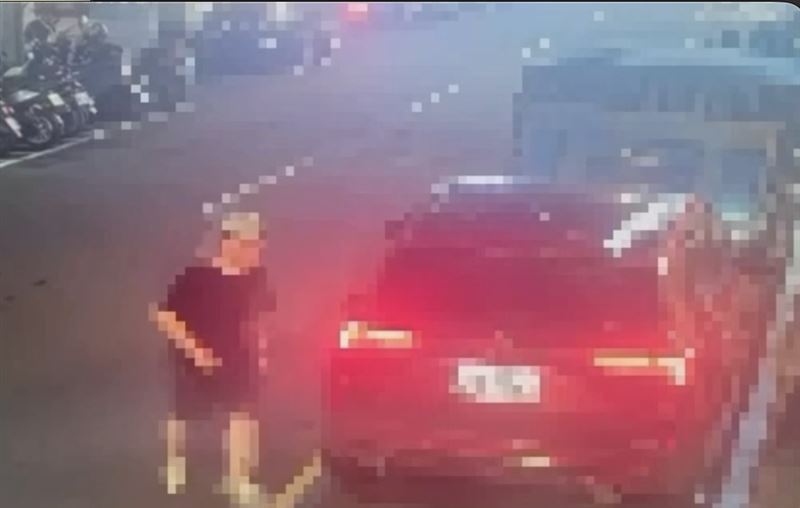 吳男將裝有女友遺體的行李箱搬上車後，一路南下運回自己任職的公司冰藏。（圖／翻攝畫面）