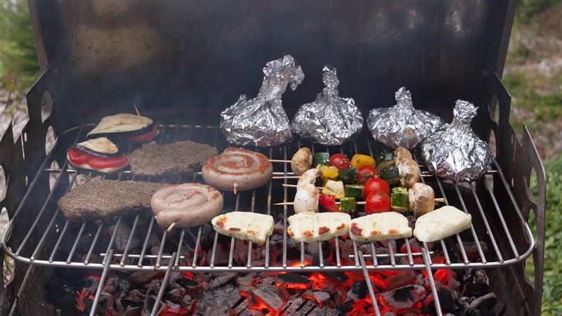 烤肉「鋁箔亮面or霧面朝上」？食藥署解答