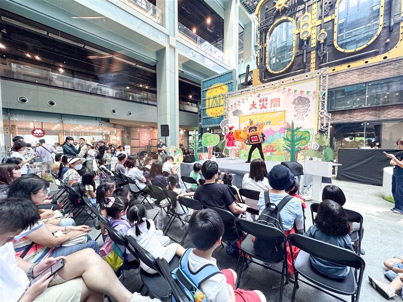 「大災問防災科普嘉年華」玩中學防災，水保親子劇-迷走仙境plus召喚山神觀賞人潮眾多。（圖／農村水保署臺北分署提供）