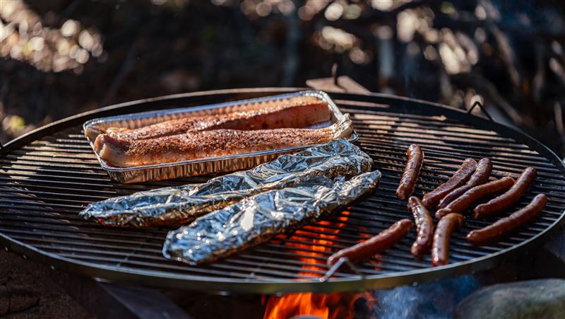 中秋烤肉,使用鋁箔紙該亮面還霧面朝上?(圖/pexel)