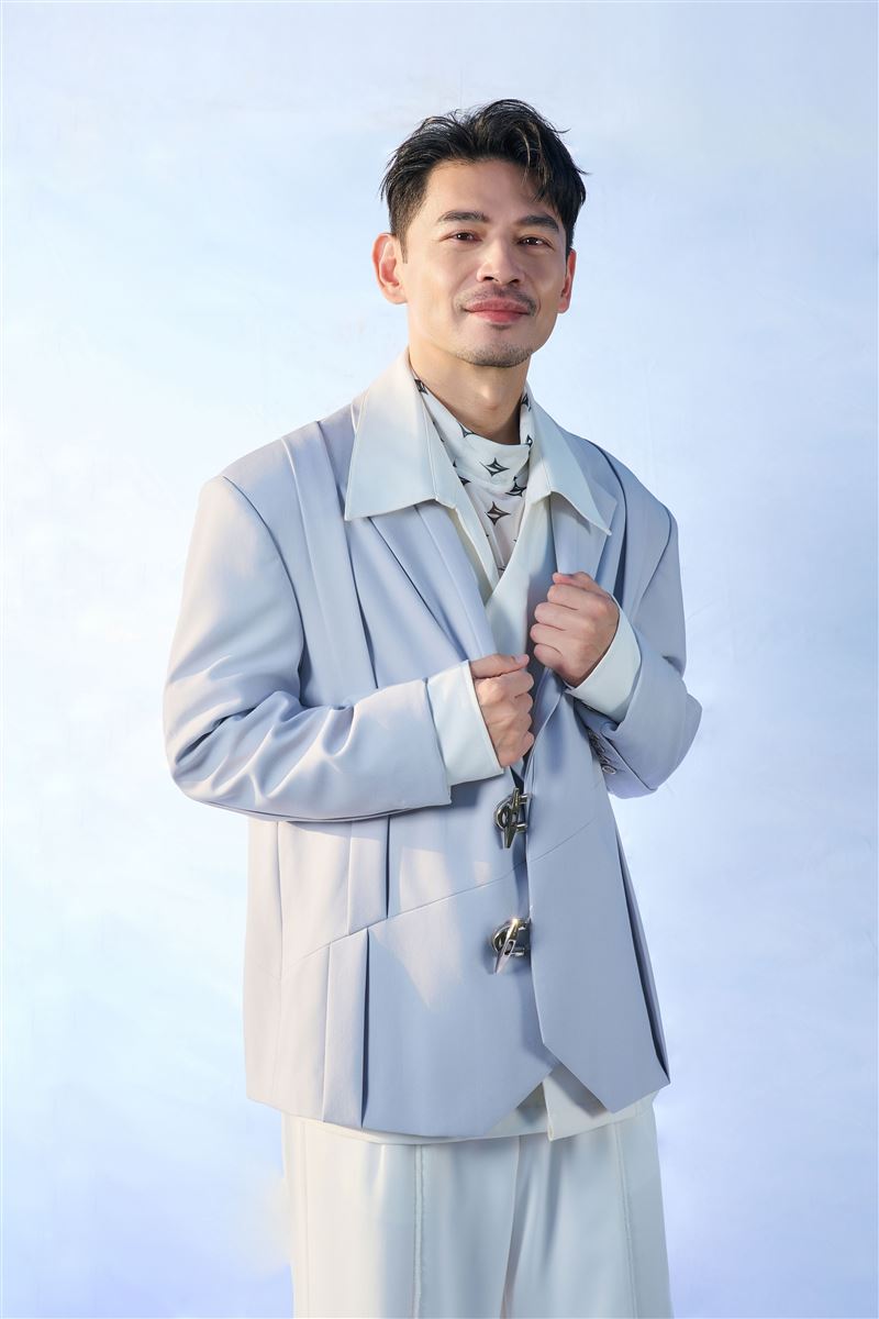 擁有豐富主持、表演及喜劇經驗的阿Ken加入《英雄所賤略同》台中場「巡演大賤客」，將與曾國城、唐從聖、鍾欣凌、康茵茵碰撞全新即興火花。（圖／英雄會文創劇團提供）