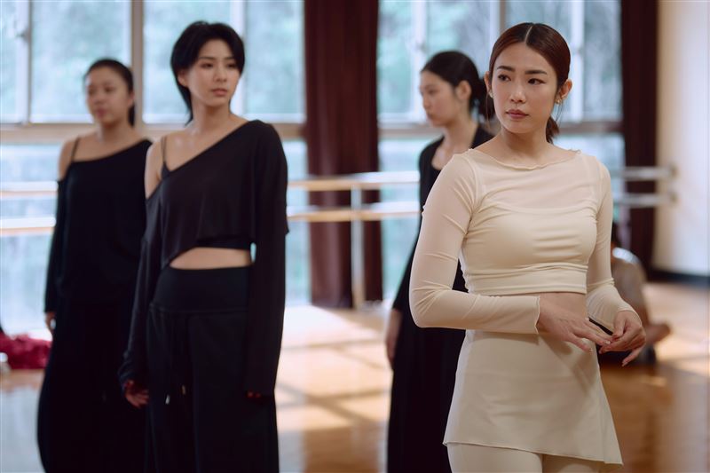 林思宇飾演的周珊妮首度亮相，不同於傳統校園劇的張揚惡女，周珊妮是個笑面迎人的「笑面派」。（圖／ 網銀國際影視提供）