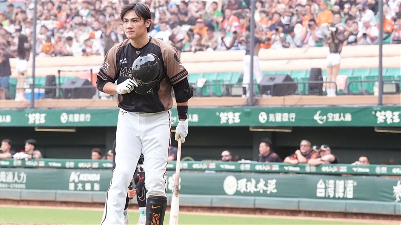 陳鏞基引退賽首打席全場掌聲歡呼。(圖/統一獅提供)