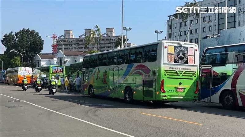 柯志恩造勢喊破3萬人!場外「遊覽車海」遭疑動員