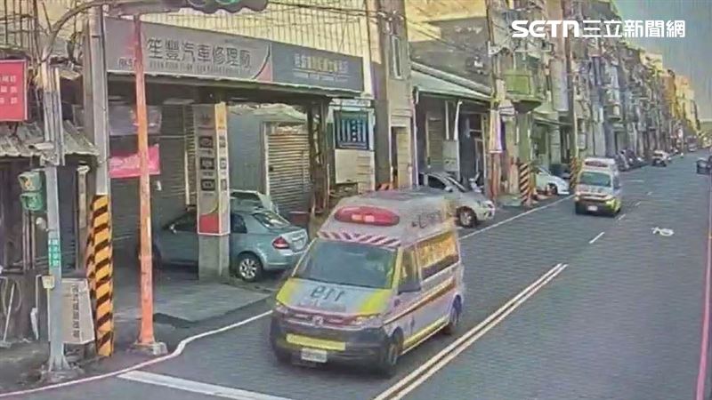 救護車鳴笛分秒必爭,把失去生命跡象的鄭姓女清潔員送往醫院