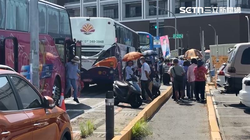 柯志恩造勢喊破3萬人!場外「遊覽車海」遭疑動員