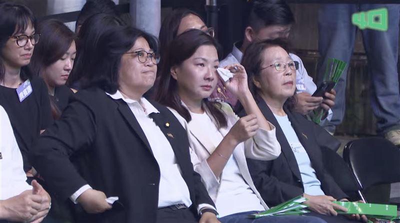 聽著蘇巧慧的分享,台下的王美惠、陳品安忍不住拭淚(圖/翻攝畫面)