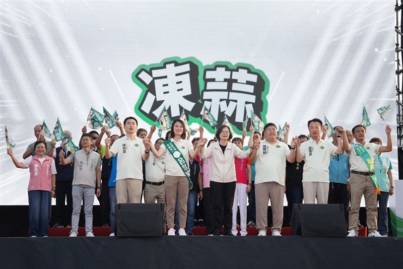民進黨嘉義縣長候選人蔡易餘19日與太保市長候選人呂慧瑜、縣議員候選人戴光宗成立太保聯合競選總部,前總統蔡英文也到場力挺。(圖/民進黨提供)