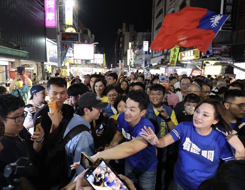 國民黨高雄市長參選人柯志恩(前右)19日晚間與台北市長蔣萬安(前右2)合體赴高雄六合夜市掃街爭取民眾支持,吸引大批人潮聚集
