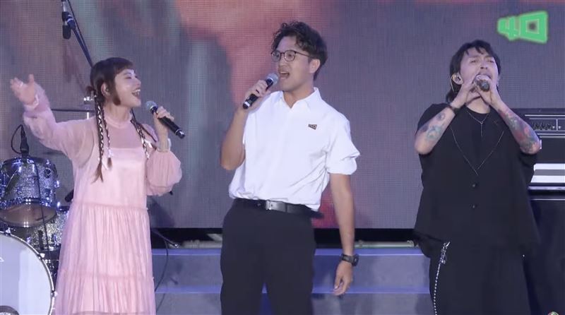 沈伯洋與PiA吳蓓雅、周自從合唱競選歌曲〈台北順起來〉(圖/翻攝畫面)