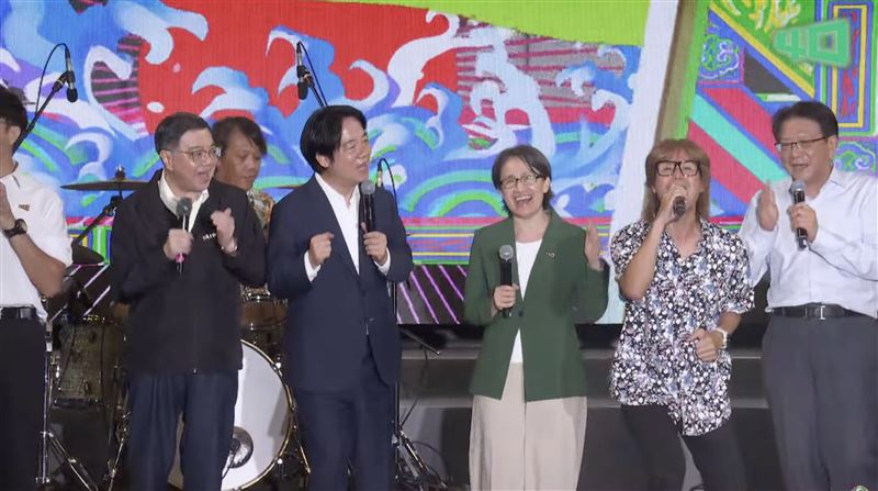 賴清德、蕭美琴、卓榮泰與董事長樂團合唱〈眾神護台灣〉(圖/翻攝畫面)