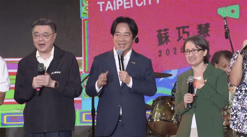 民進黨創黨40週年紀念音樂會,賴清德、蕭美琴、卓榮泰率黨籍縣市長參選人與董事長樂團合唱〈眾神護台灣〉(圖/翻攝畫面)
