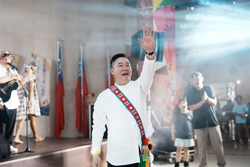 入夜後「什麼都嗨樂團」開唱,黃凱議長披上原住民織帶,與家扶孩子一同投入原聲演出。(圖/翻攝畫面)