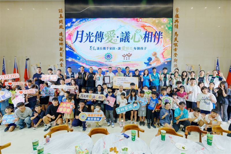 雲林縣議會「議會中秋同樂夜」,黃凱議長與議員、家扶學童及家長在議會大廳合影。(圖/翻攝畫面)