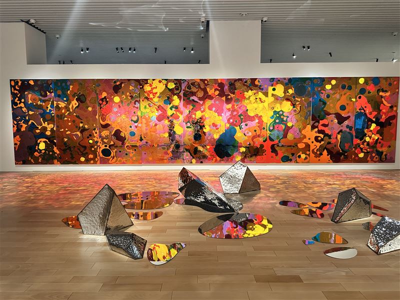 民眾參觀「光彩共舞──賴純純」展覽,憑現場照片即可在美術館6樓咖啡廳享優惠換購「草莓北海道厚乳霜淇淋」。(圖/翻攝畫面)