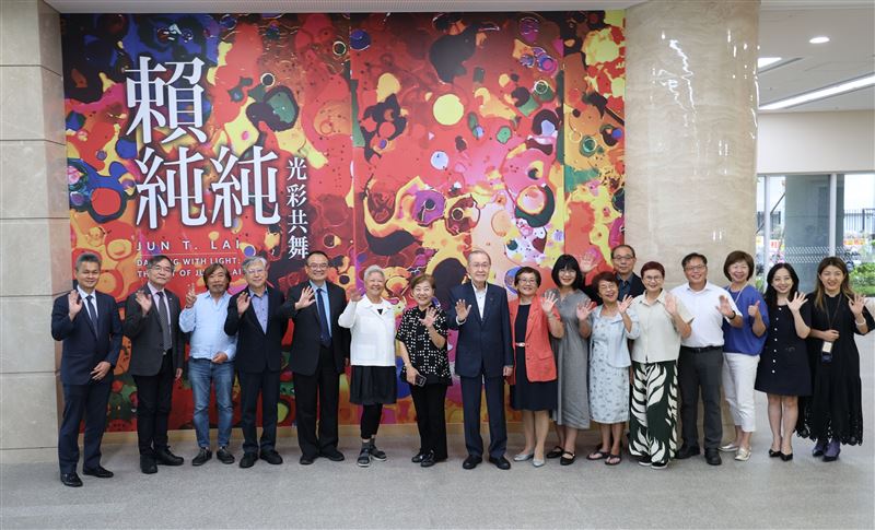 故宮院長蕭宗煌(右六)、高雄市財政局長李瓊慧(左五)、藝術家賴純純(左六)與台灣創價學會理事長林釗(右七)等人共同出席「光彩共舞──賴純純」開幕儀式。(圖/翻攝畫面)