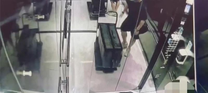 恐怖情人西門町勒斃泰女!30吋行李箱載回台中七期,冰櫃藏屍6天。(圖/翻攝畫面)