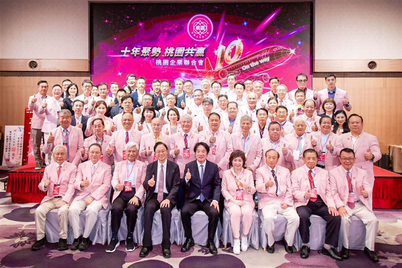 黃世杰質疑PCB專區,桃市府反擊,強調賴清德(最下排左5)已表態支持。(桃市府新聞處提供)