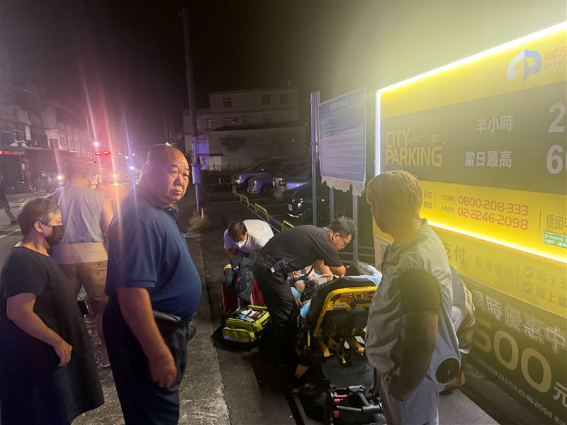 高雄鐵皮平房夜間大火燒成廢墟,租客夫妻釣魚躲劫返家嚇昏。(圖/翻攝畫面)