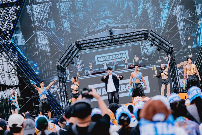 MC 羅哥(中)擔任這次《WATERBOMB KAOHSIUNG 2026》主持。(圖/奧爾娛樂有限公司提供)